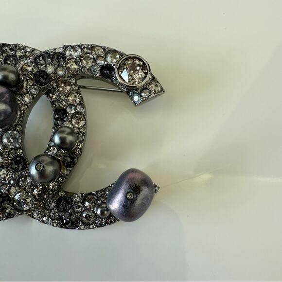 CHANEL women brooch with natural pearls Authentic - Picture 2 of 8